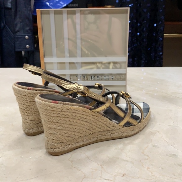 BURBERRY SIGNATURE WEDGE IN GOLD METALLIC LEATHER WITH JUTE WRAPPED HEEL SZ 8 - Picture 4 of 12